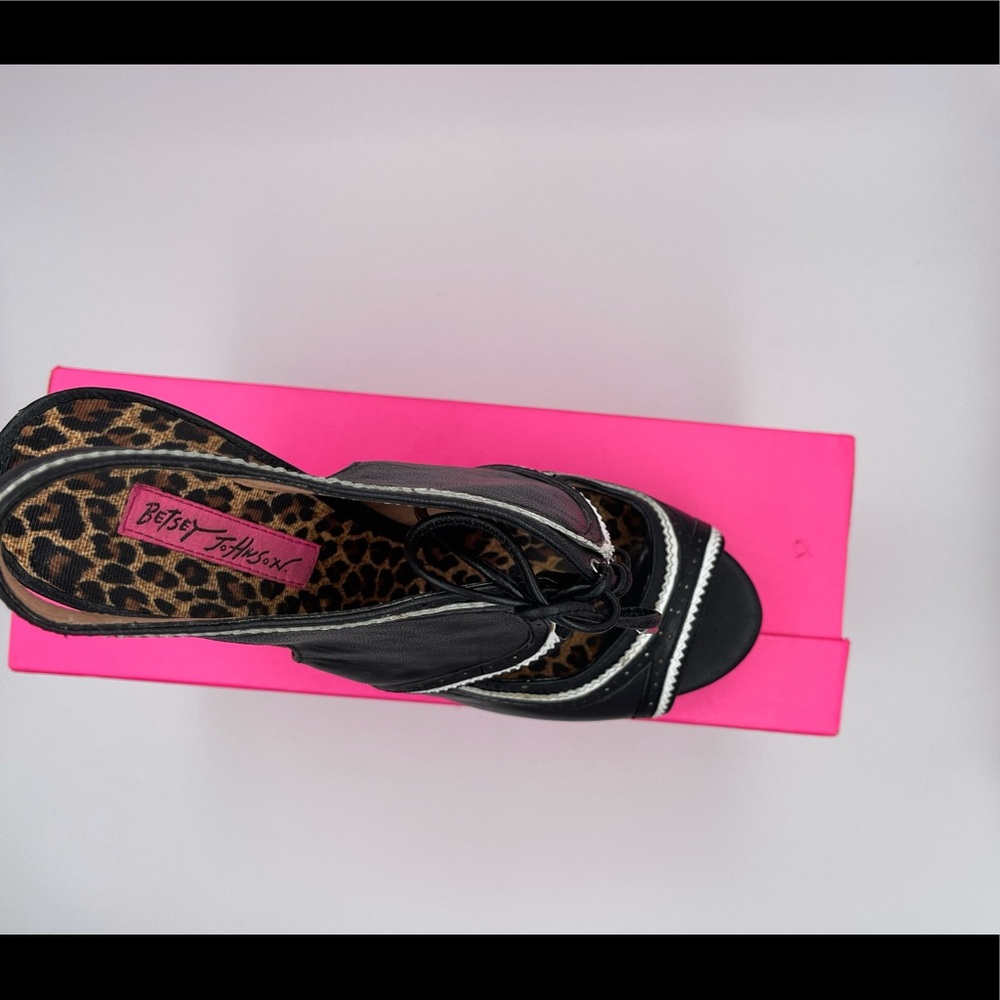 Betsy Johnson Nuri Black + White shoes - Picture 2 of 5